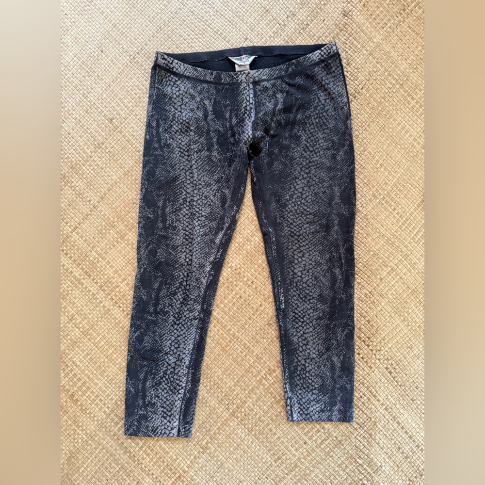 Hard Tail Black / Grey Snake Print Patterned Capri Leggings